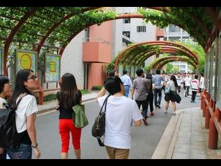  记者们参观学校文化长廊