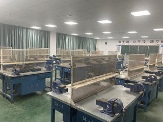 崇智楼B1-310钳工实训室